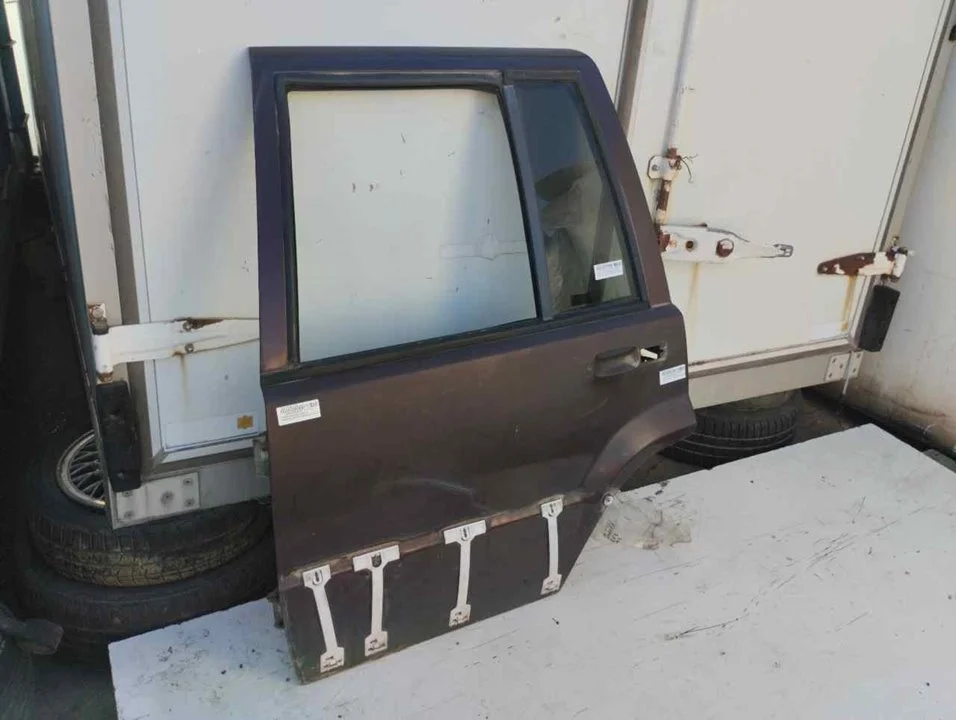 Foto de PUERTA TRASERA IZQUIERDA CHRYSLER JEEP GR.CHEROKEE (ZJ)/(Z) 5.2 V8 CAT (211 CV / 155 KW)