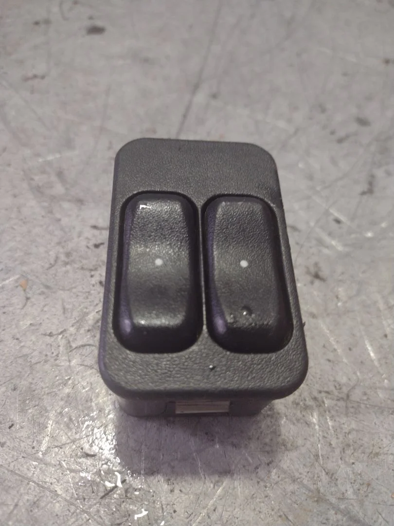 Foto de MANDO ELEVALUNAS DELANTERO IZQUIERDO OPEL CORSA C 1.2 16V CAT (Z 12 XE / LW4) (75 CV / 55 KW) referencia 13363202