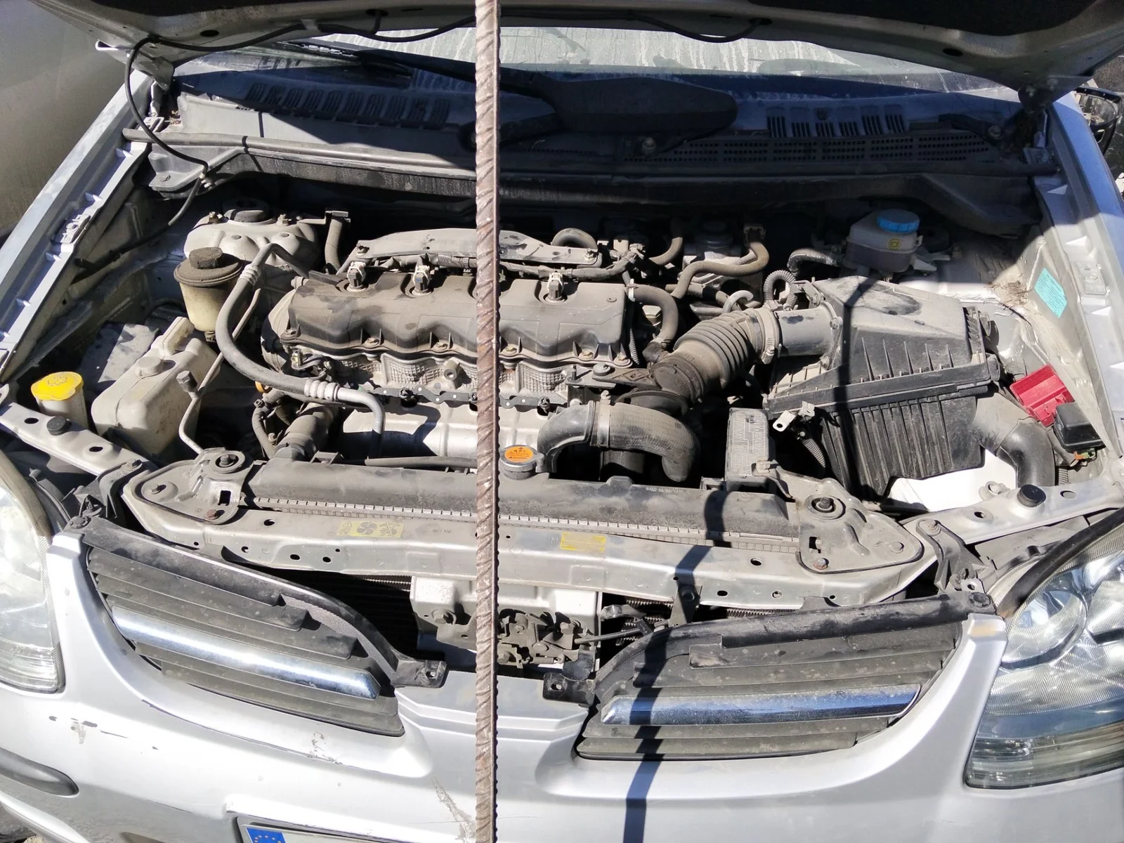 Foto de REJILLA DELANTERA NISSAN ALMERA TINO (V10M) 1.8 16V CAT (114 CV / 84 KW)