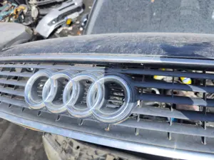 Foto de REJILLA DELANTERA AUDI A6 BERLINA (4B2) 2.5 V6 24V TDI (180 CV / 132 KW)