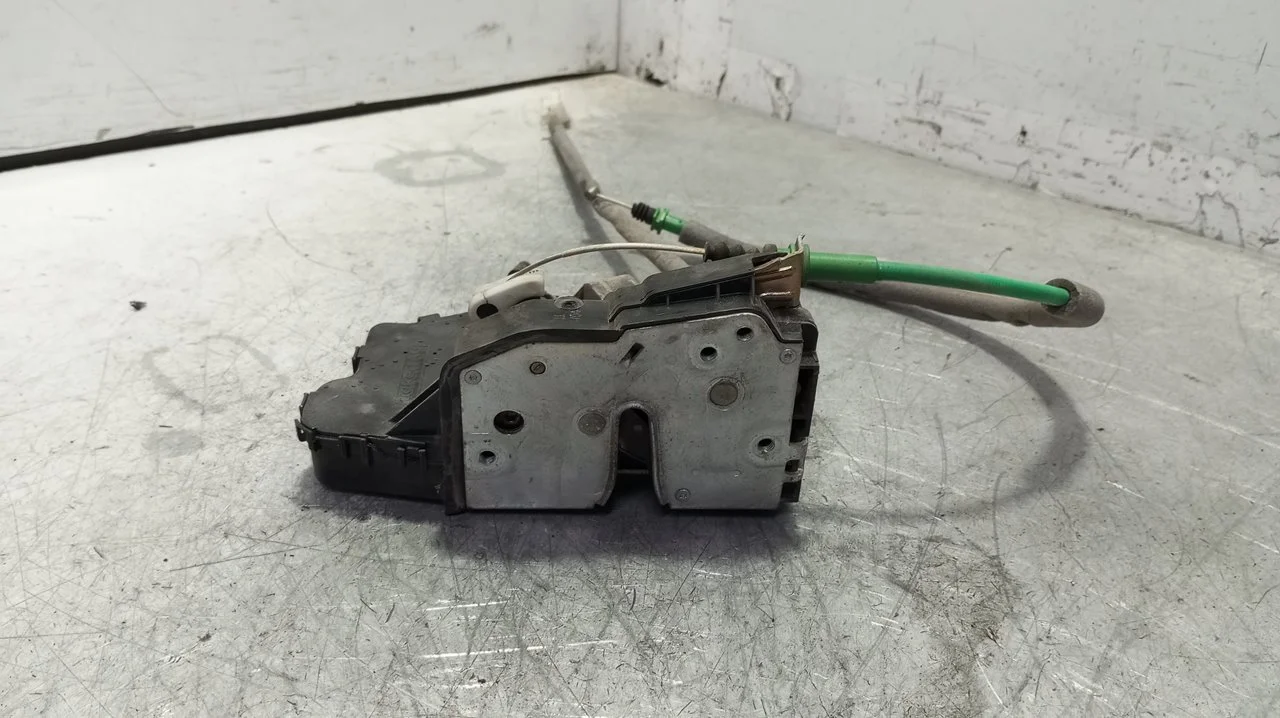 Foto de CERRADURA PUERTA TRASERA DERECHA BMW SERIE 3 BERLINA (E46) 2.0 16V Diesel CAT (150 CV / 110 KW) referencia 51227011246