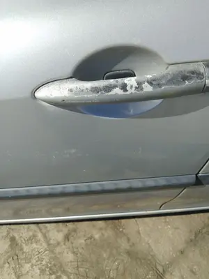 Foto de MANETA EXTERIOR DELANTERA IZQUIERDA RENAULT CLIO III 1.4 16V (98 CV / 72 KW)