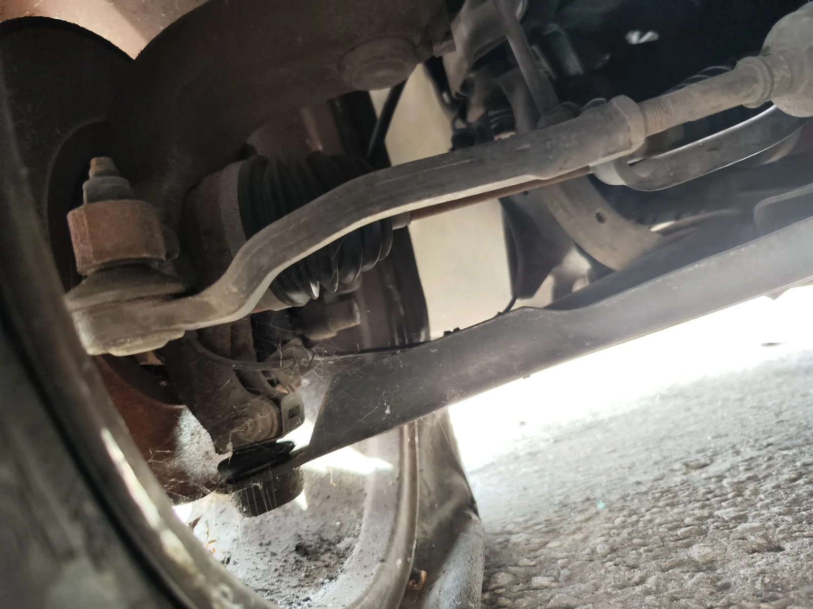 Foto de BRAZO SUSPENSION DELANTERO IZQUIERDO RENAULT MEGANE II GRANDTOUR 1.5 dCi Diesel CAT (86 CV / 63 KW)