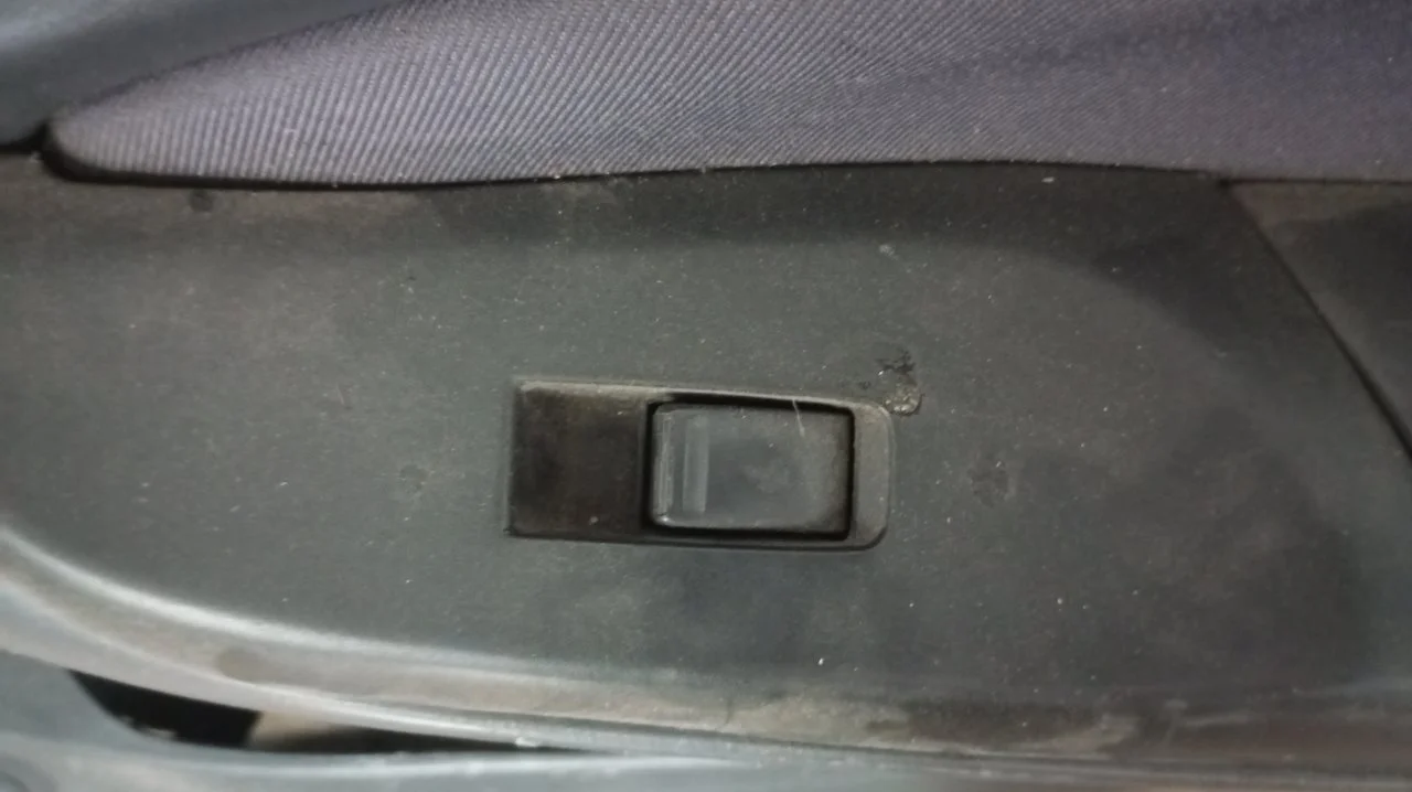 Foto de MANDO ELEVALUNAS DELANTERO DERECHO NISSAN ALMERA (N16/E) 2.2 16V Turbodiesel CAT (110 CV / 81 KW) referencia 80960BM520