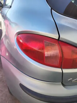 Foto de PILOTO TRASERO IZQUIERDO ALFA ROMEO 147 (190) 1.9 JTD CAT (110 CV / 81 KW)