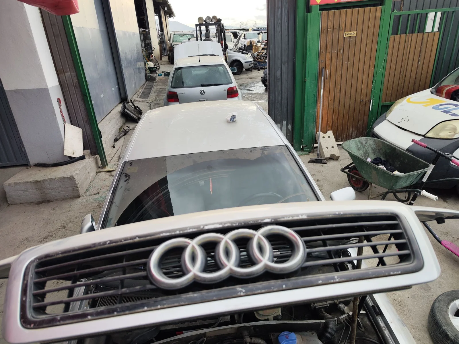 Foto de REJILLA DELANTERA AUDI A6 BERLINA (4B2) 2.5 V6 24V TDI (150 CV / 110 KW)