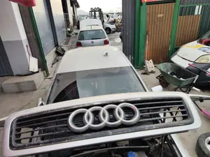 Foto de REJILLA DELANTERA AUDI A6 BERLINA (4B2) 2.5 V6 24V TDI (150 CV / 110 KW)