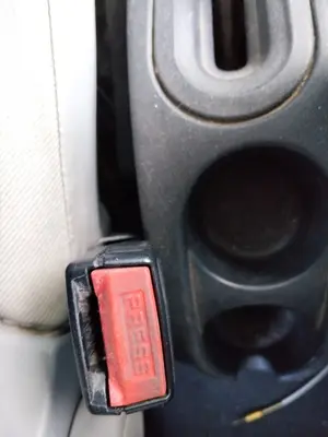 Foto de ENGANCHE CINTURON DELANTERO IZQUIERDO CITROEN C3 1.4 HDi (68 CV / 50 KW)