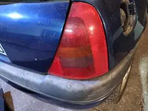 Foto de PILOTO TRASERO DERECHO RENAULT CLIO II FASE I (B/CB0) 1.4 16V (98 CV / 72 KW)