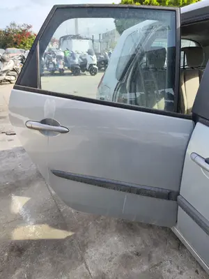 Foto de PUERTA TRASERA DERECHA RENAULT SCENIC II (JM) 1.9 dCi Diesel (120 CV / 88 KW) referencia 821005158R foto 1
