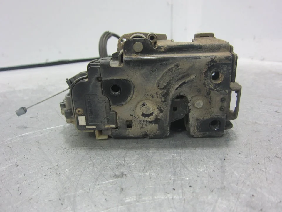 Foto de CERRADURA PUERTA DELANTERA DERECHA SEAT IBIZA (6L1) 1.4 TDI CAT (BNM) (69 CV / 51 KW) referencia 3B1837016BQ