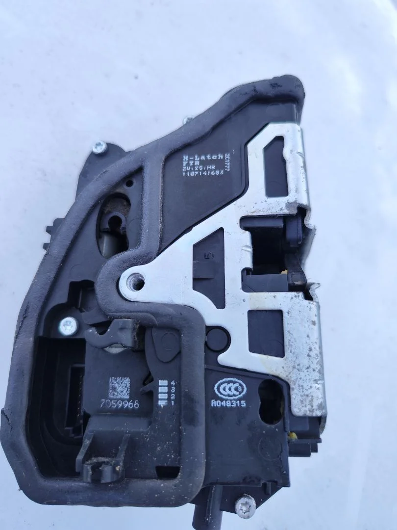 Foto de CERRADURA PUERTA DELANTERA DERECHA BMW SERIE 3 BERLINA (E90) 2.0 Turbodiesel CAT (143 CV / 105 KW) referencia 51227060296
