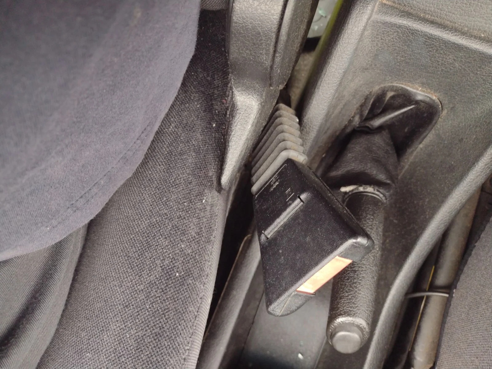 Foto de ENGANCHE CINTURON DELANTERO DERECHO OPEL ZAFIRA A 2.0 DTI (101 CV / 74 KW)