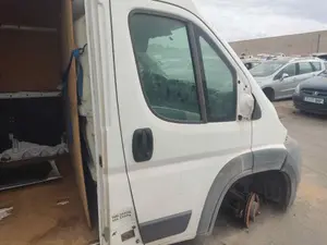 Foto de PUERTA DELANTERA DERECHA PEUGEOT BOXER (333/335) FURGÓN TECHO ELEVADO BAT.4035MM 3.0 HDI FAP CAT (146 CV / 107 KW) foto 1