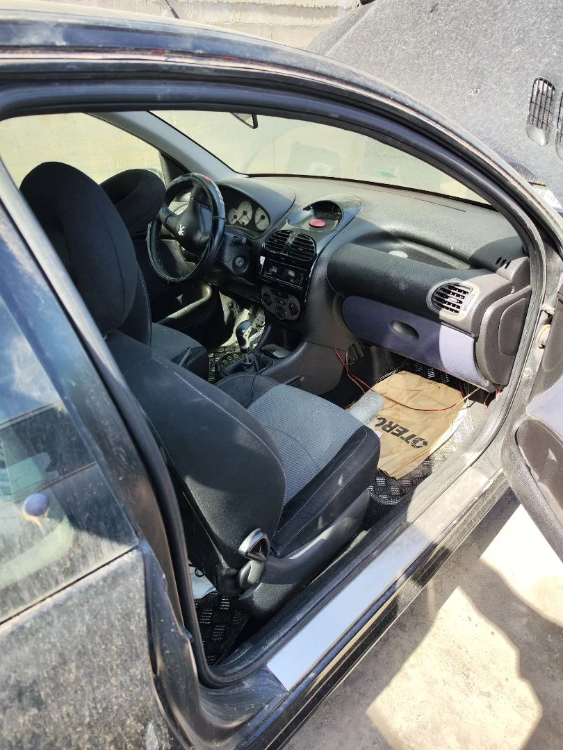 Foto de GOMAS CONTORNO PUERTA PEUGEOT 206 1.4 (75 CV / 55 KW)