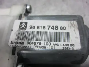 Foto de MOTOR ELEVALUNAS DELANTERO DERECHO CITROEN C4 BERLINA 1.6 HDi CAT (9HY / DV6TED4) (109 CV / 80 KW) referencia 964876100 foto 4
