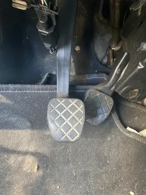 Foto de PEDAL EMBRAGUE VOLKSWAGEN GOLF IV BERLINA (1J1)(10.1997) 1.9 TDI (110 CV / 81 KW)