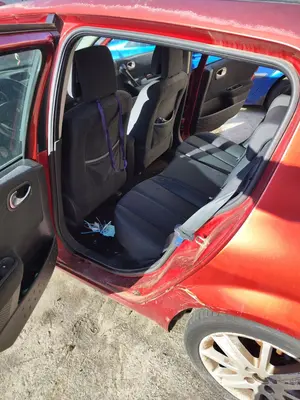 Foto de GOMAS CONTORNO PUERTA RENAULT MEGANE II BERLINA 5P 1.5 dCi Diesel (106 CV / 78 KW)