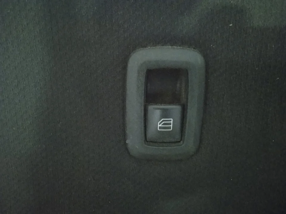 Foto de MANDO ELEVALUNAS TRASERO DERECHO MERCEDES-BENZ CLASE B (BM 245) 2.0 CDI CAT (140 CV / 103 KW) referencia A2518200510