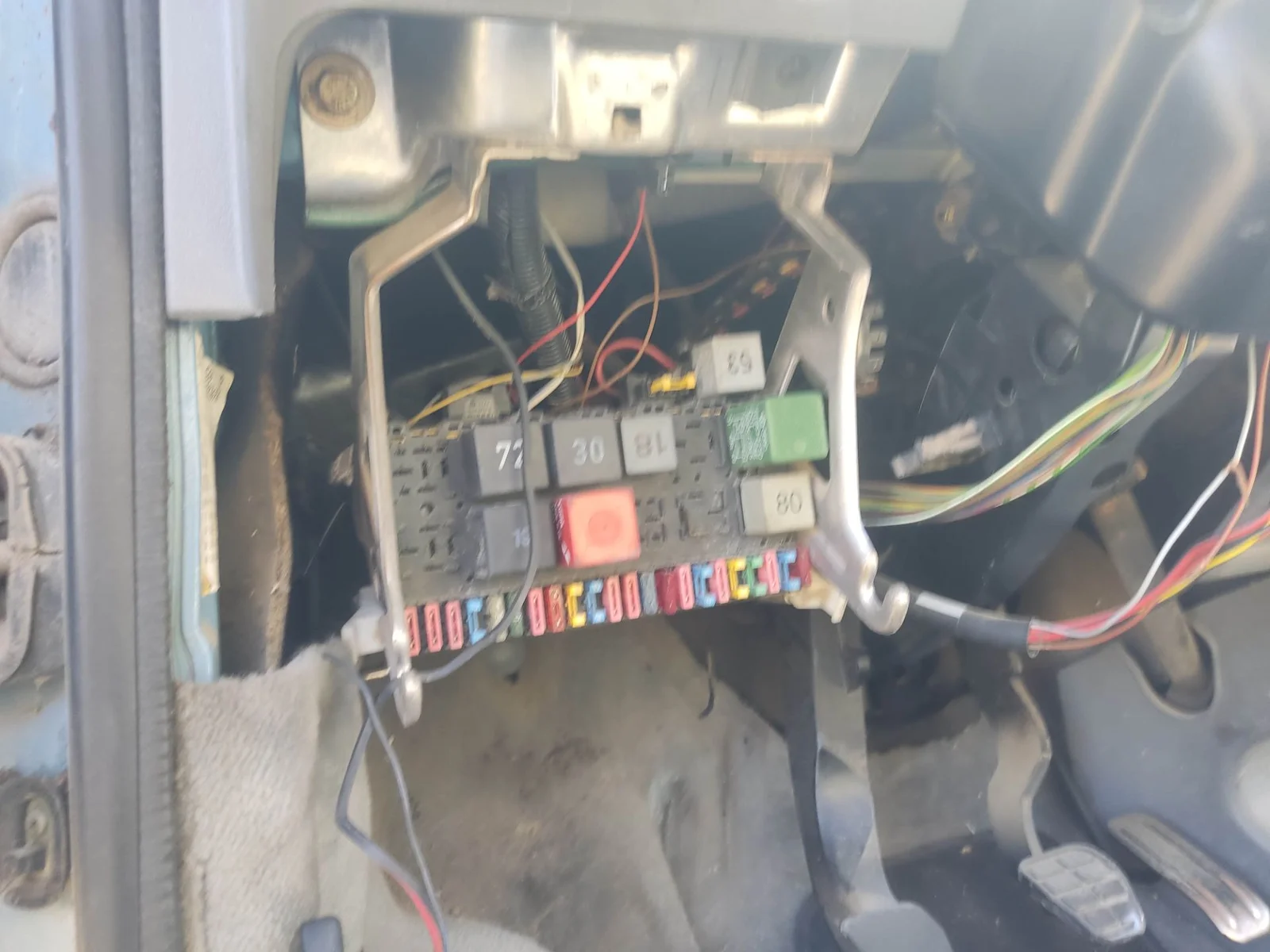 Foto de CAJA RELES / FUSIBLES VOLKSWAGEN GOLF IV BERLINA (1J1)(10.1997) 1.6 16V (105 CV / 77 KW)