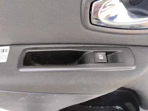 Foto de MANDO ELEVALUNAS TRASERO IZQUIERDO RENAULT MEGANE III BERLINA 5P 1.2 TCE (132 CV / 97 KW)