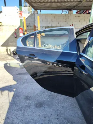Foto de PUERTA TRASERA DERECHA JAGUAR XE 2.0 Turbo CAT (200 CV / 147 KW) foto 2