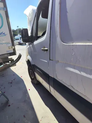 Foto de PUERTA DELANTERA IZQUIERDA MERCEDES-BENZ SPRINTER II FURGÓN 2.1 CDI CAT (88 CV / 65 KW) referencia A9067200005 foto 1