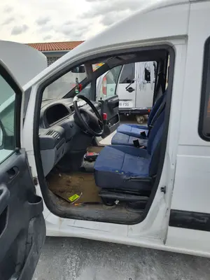 Foto de GOMAS CONTORNO PUERTA CITROEN JUMPY 2.0 HDi CAT (RHX / DW10BTED) (94 CV / 69 KW)