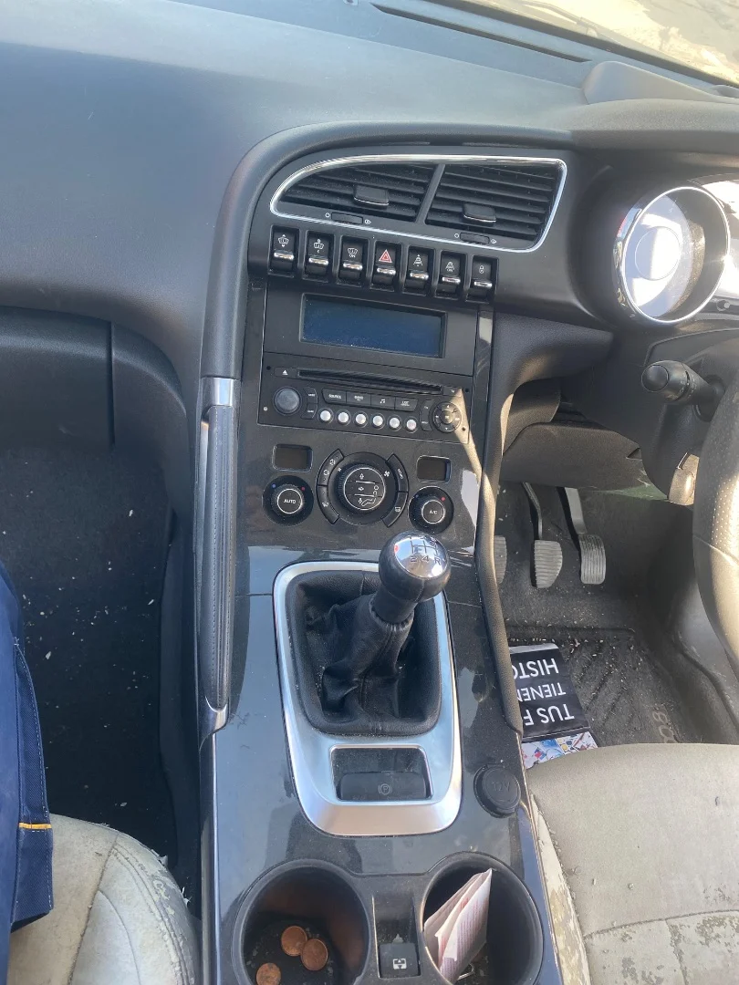 Foto de CONSOLA CENTRAL PEUGEOT 3008 1.6 16V (120 CV / 88 KW)