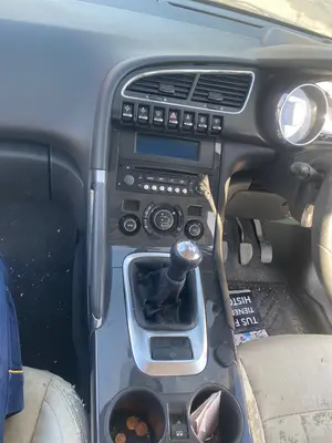 Foto de CONSOLA CENTRAL PEUGEOT 3008 1.6 16V (120 CV / 88 KW)