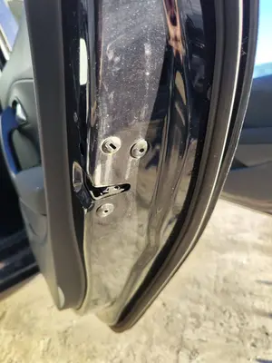 Foto de CERRADURA PUERTA TRASERA DERECHA VOLKSWAGEN POLO V (6R1) 1.2  (60 CV / 44 KW)