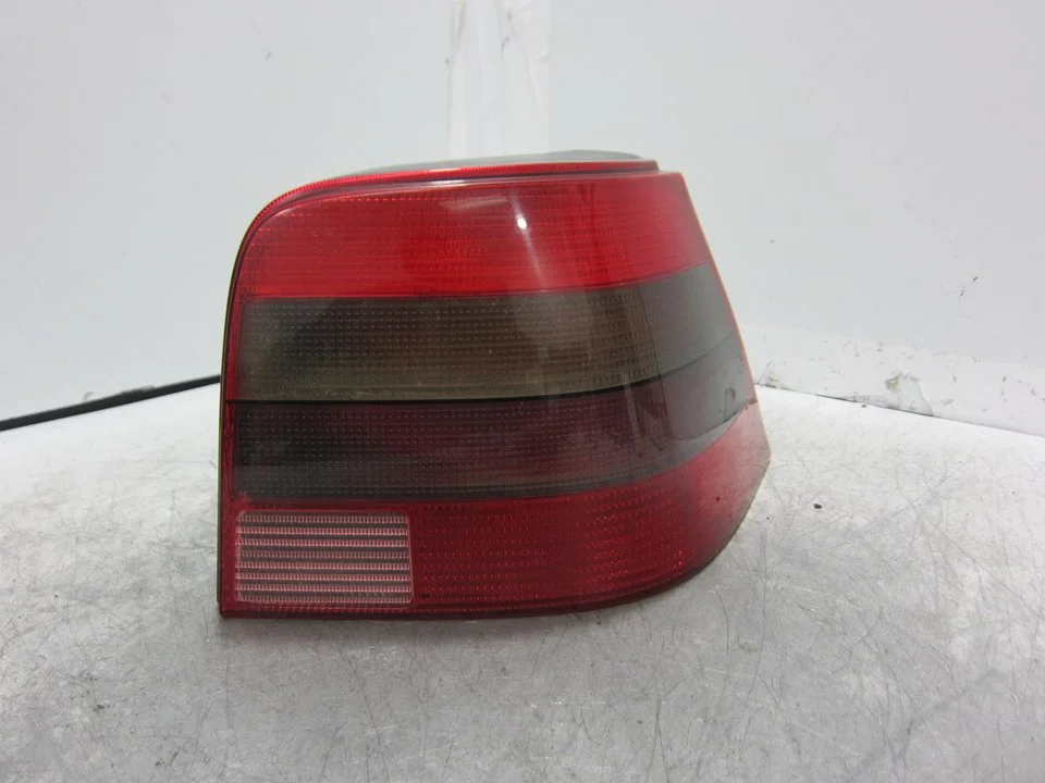Foto de PILOTO TRASERO DERECHO VOLKSWAGEN GOLF IV BERLINA (1J1)(10.1997) 1.6 16V (105 CV / 77 KW) referencia 1J6945112S