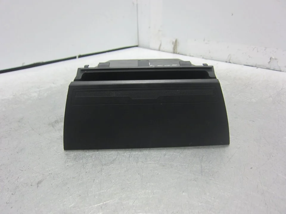 Foto de CENICERO SEAT LEON (5F1) 1.6 TDI (105 CV / 77 KW) referencia 5F1863077A