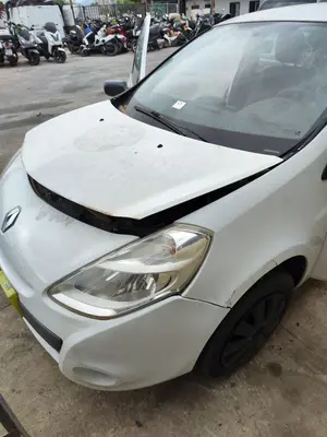 Foto de CAPO RENAULT CLIO III 1.5 dCi Diesel FAP (75 CV / 55 KW) foto 3