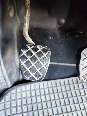 Foto de PEDAL EMBRAGUE VOLKSWAGEN GOLF IV BERLINA (1J1)(10.1997) 1.9 TDI (131 CV / 96 KW)