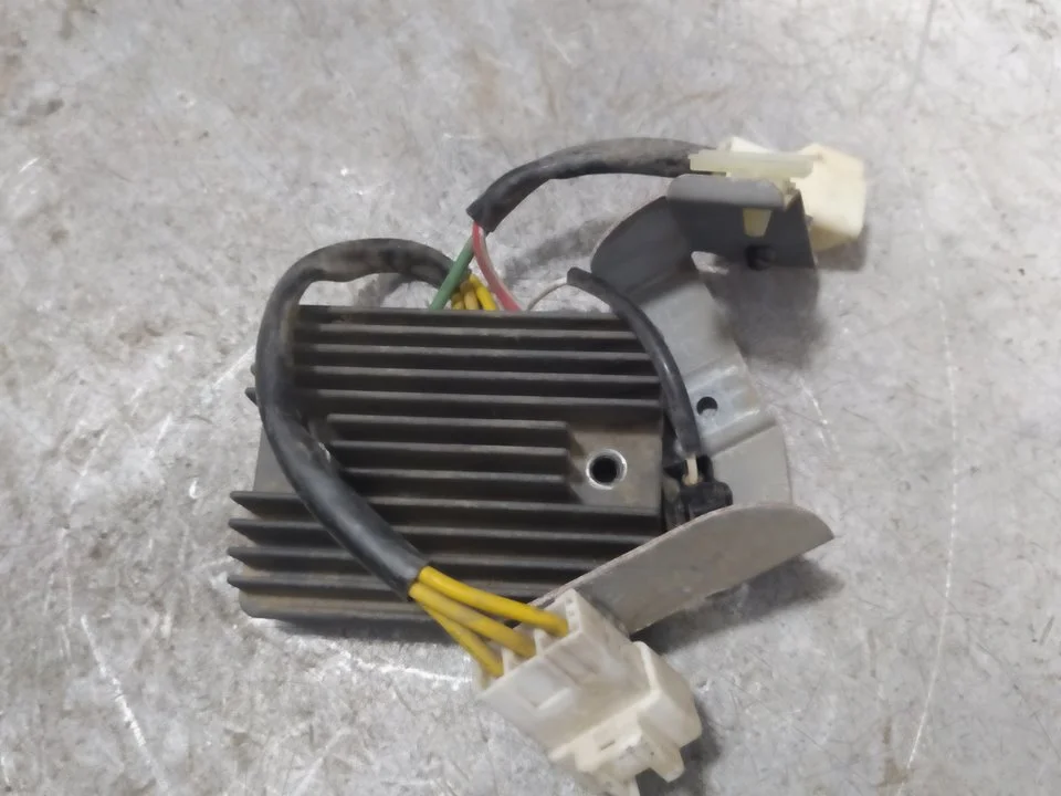 Foto de REGULADOR DE CORRIENTE PIAGGIO (VESPA) VESPA GTS 124 cm3 - 11 kW (15 CV / 11 KW) referencia SH819AA