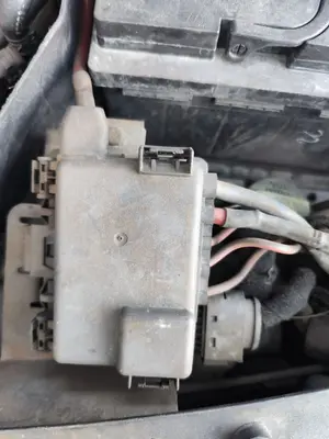Foto de CAJA RELES / FUSIBLES SEAT ALHAMBRA (7V9) 1.9 TDI (116 CV / 85 KW)