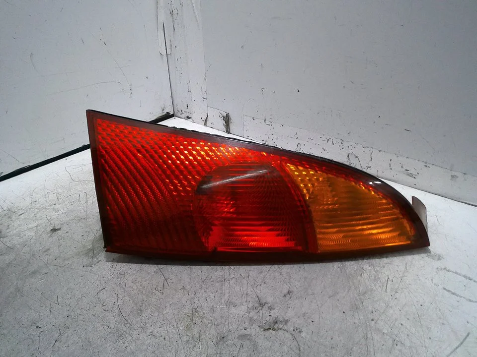 Foto de PILOTO TRASERO DERECHO FORD FOCUS BERLINA (CAK) 2.0 16V CAT (131 CV / 96 KW) referencia 1M5113404