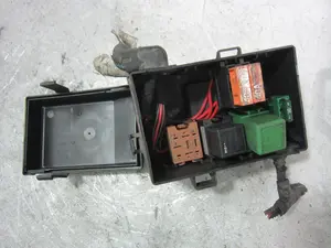 Foto de CAJA RELES / FUSIBLES OPEL ASTRA G BERLINA 2.0 DTI (101 CV / 74 KW) referencia 09132702 foto 5