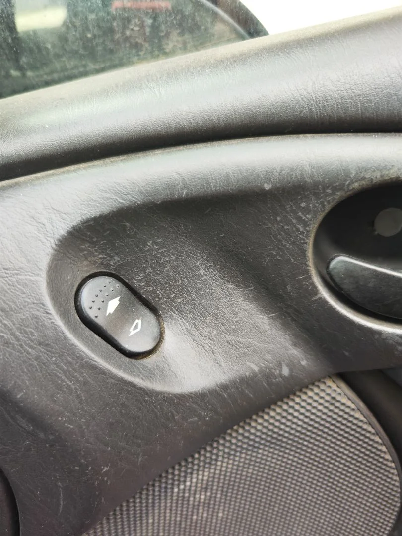 Foto de MANDO ELEVALUNAS DELANTERO DERECHO FORD FOCUS BERLINA (CAK) 1.6 16V CAT (101 CV / 74 KW)
