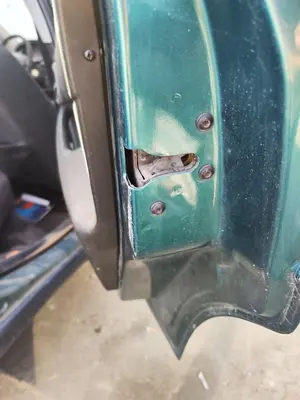 Foto de CERRADURA PUERTA TRASERA DERECHA FORD FOCUS BERLINA (CAK) 1.6 16V CAT (101 CV / 74 KW)