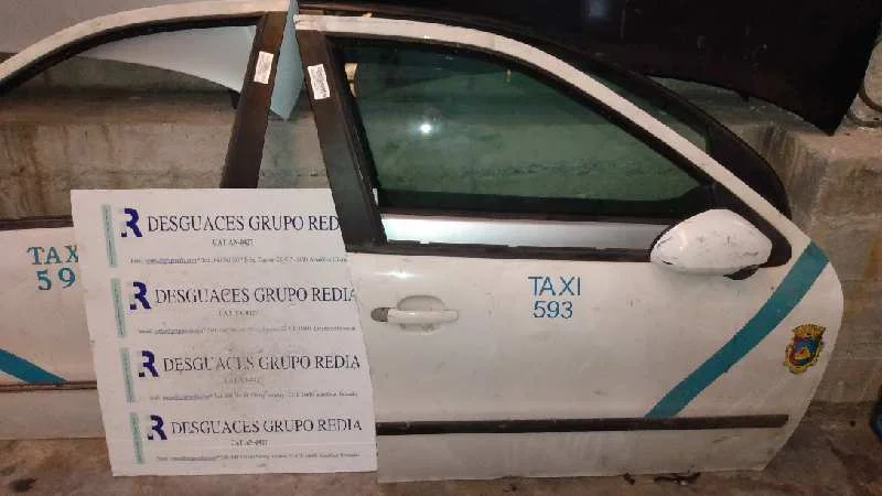 Foto de PUERTA DELANTERA DERECHA SKODA OCTAVIA BERLINA (1U2)