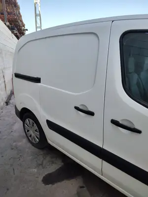 Foto de PUERTA LATERAL CORREDERA DERECHA CITROEN BERLINGO FURGÓN 1.6 Blue-HDI FAP (99 CV / 73 KW)
