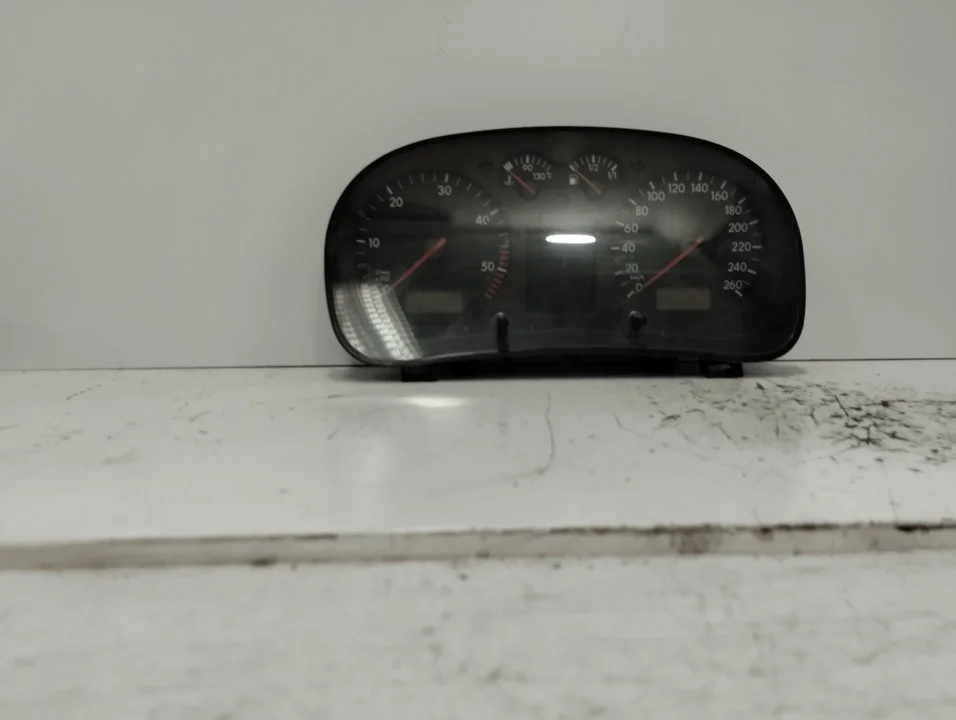 Foto de CUADRO INSTRUMENTOS VOLKSWAGEN GOLF IV BERLINA (1J1)(10.1997) 1.9 TDI (116 CV / 85 KW) referencia 1JO920802G-B00