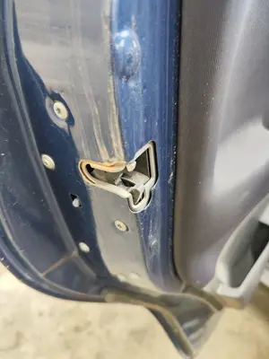 Foto de CERRADURA PUERTA TRASERA IZQUIERDA MERCEDES-BENZ CLASE A (BM 168) 1.4 CAT (82 CV / 60 KW) referencia A1687301635