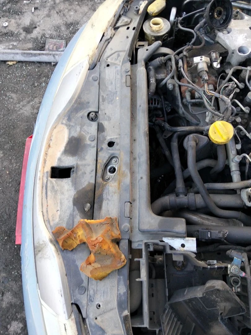 Foto de PANEL FRONTAL RENAULT LAGUNA II (BG0) 1.9 dCi Diesel CAT (101 CV / 74 KW)