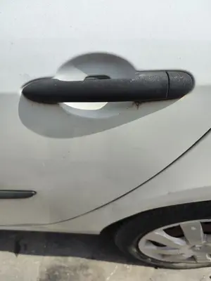 Foto de MANETA EXTERIOR TRASERA IZQUIERDA RENAULT CLIO III 1.2 16V (75 CV / 55 KW)
