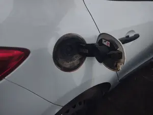 Foto de TAPA EXTERIOR COMBUSTIBLE RENAULT MEGANE III BERLINA 5P 1.5 dCi Diesel CAT (86 CV / 63 KW) referencia 788300005R foto 2