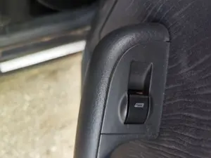 Foto de MANDO ELEVALUNAS DELANTERO DERECHO AUDI A6 BERLINA (4B2) 2.4 V6 30V (165 CV / 121 KW) foto 2
