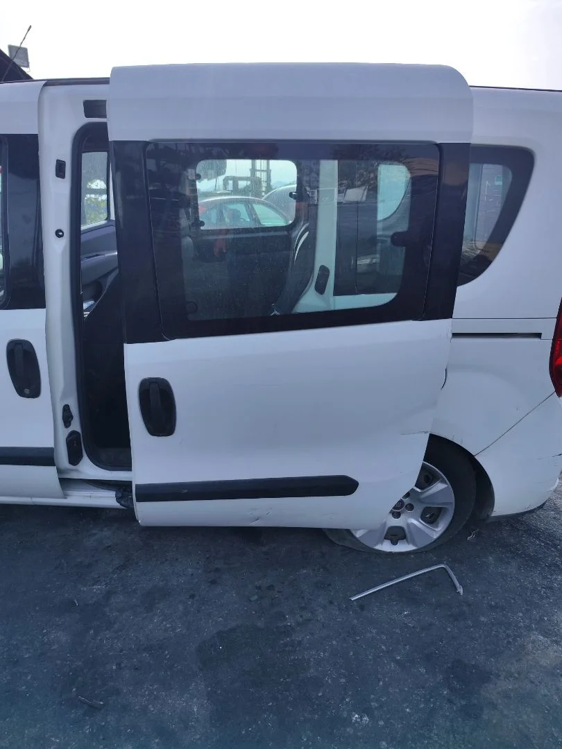 Foto de PUERTA TRASERA IZQUIERDA FIAT II DOBLÒ (152) 1.6 JTDM 16V CAT (105 CV / 77 KW)